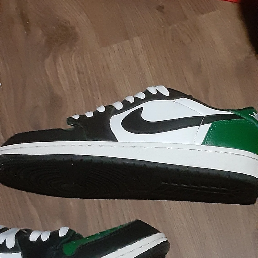 Nike Black, White, and Green Men's Sneakers - Picture 4 of 9